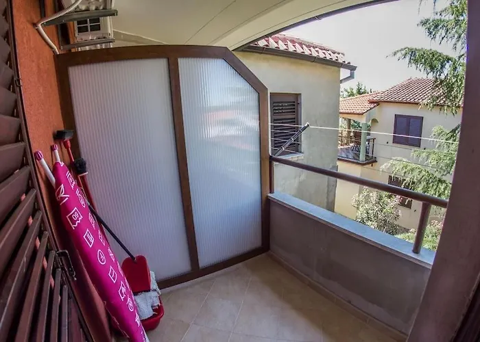 With Parking Space Banjole, - 17398 *